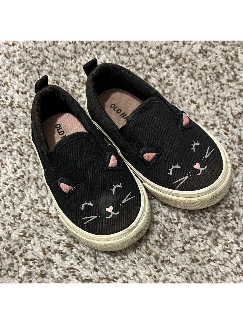 🩵4/$20 Old Navy Kids Black and Pink Cat Sneakers
